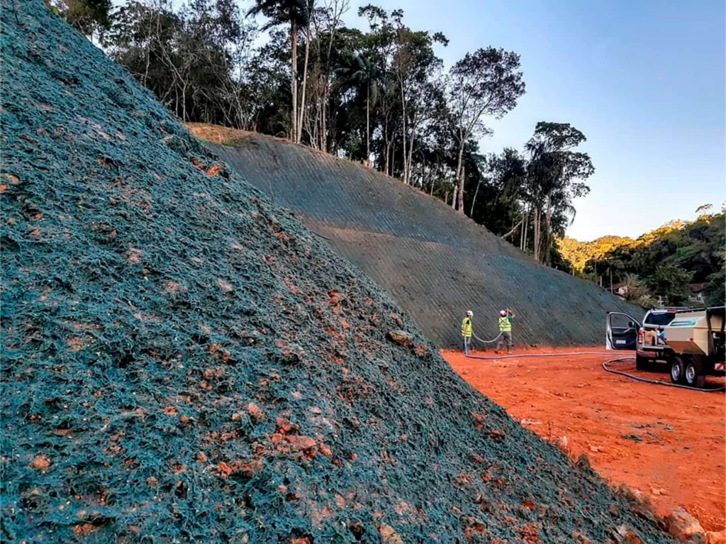 Aplicação de grama líquida em terreno de Paracambi